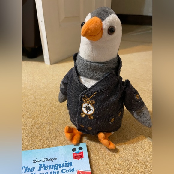 Story time bundle - a Disney book and a toy Penguin - Picture 4 of 10